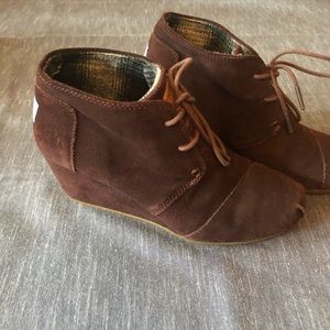 Tom’s lace up brown flannel lined heeled lady 8.5